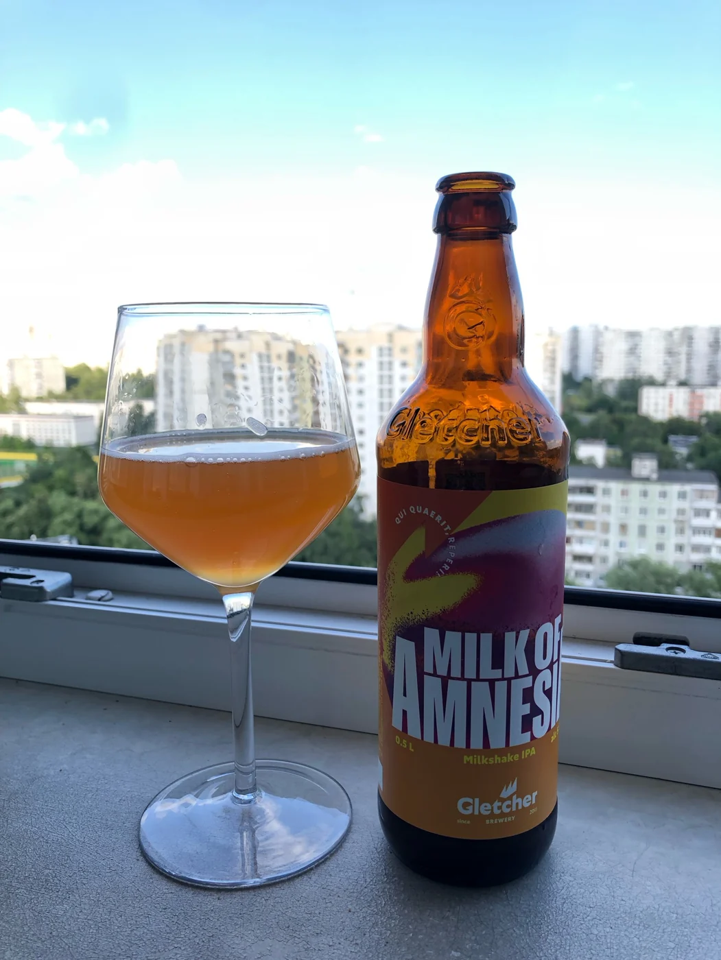 Milk of Amnesia от Gletcher рядом с бокалом